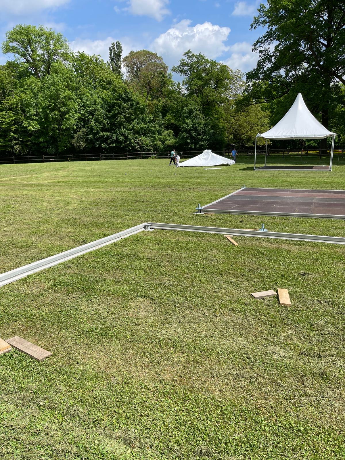 Eventaufbau im Stadtpark, halb aufgebautes Pagodenzelt mit Aluminium-Bodenrahmen